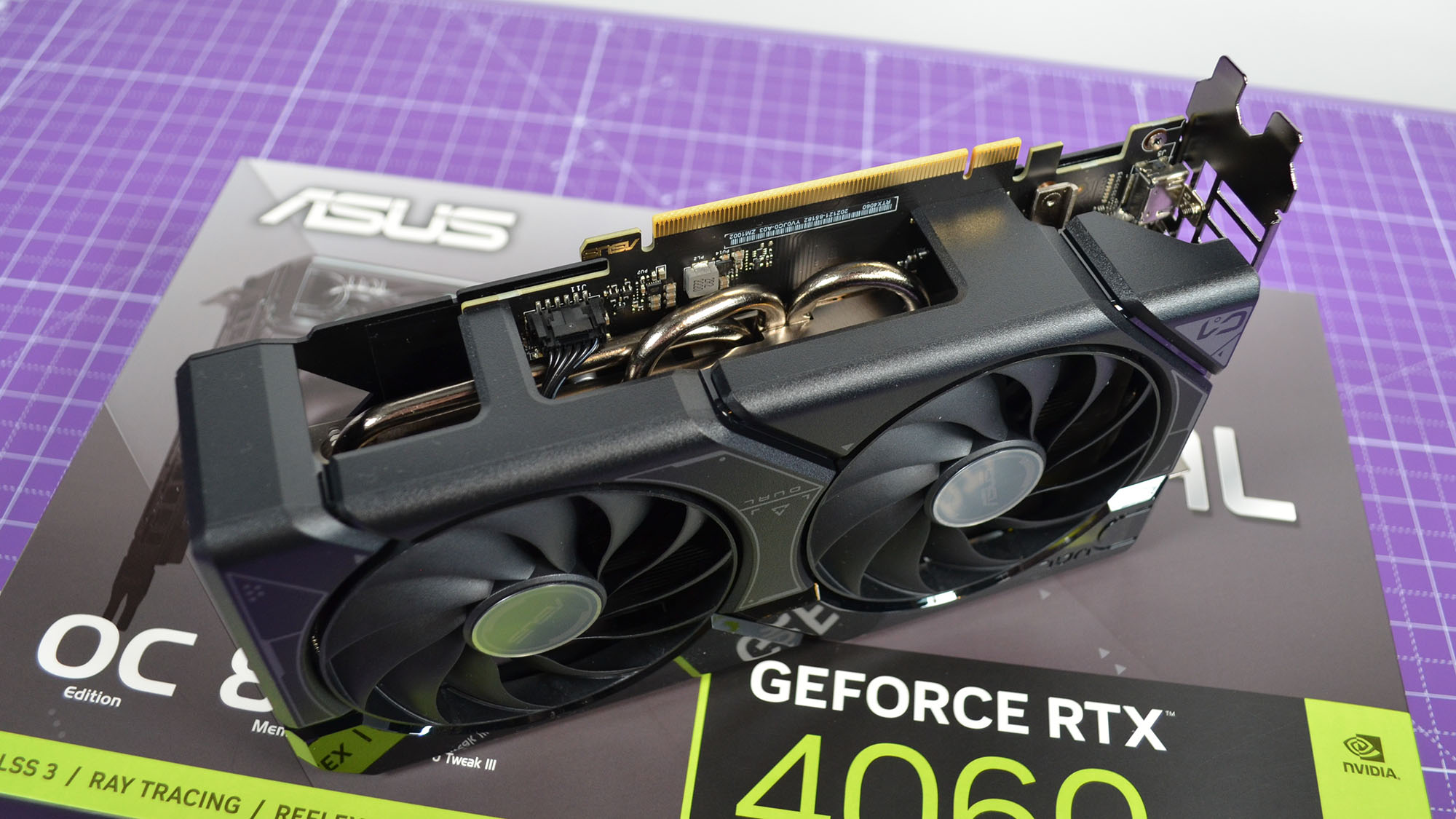 Une Nvidia GeForce RTX 4060 sur une table avec son emballage de vente