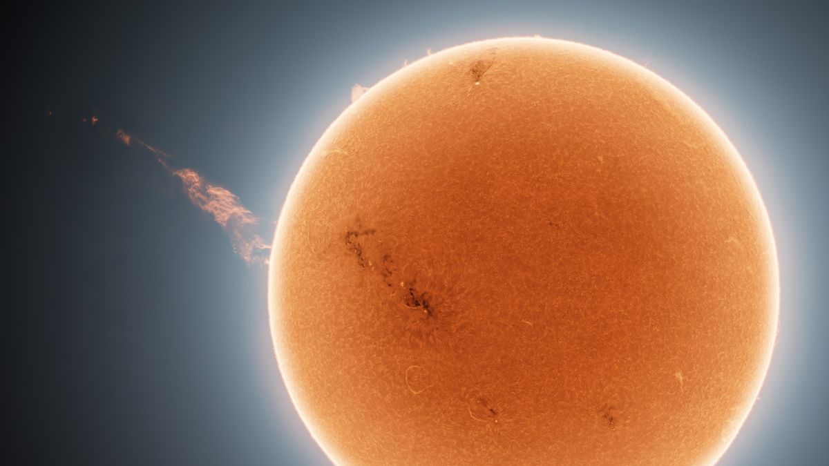 1 million-mile-long plasma plume shoots out of the sun in stunning photo