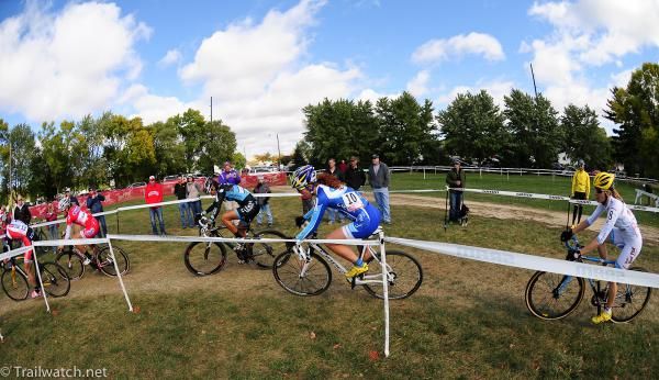 Elite women making a 180-degree turn on lap one