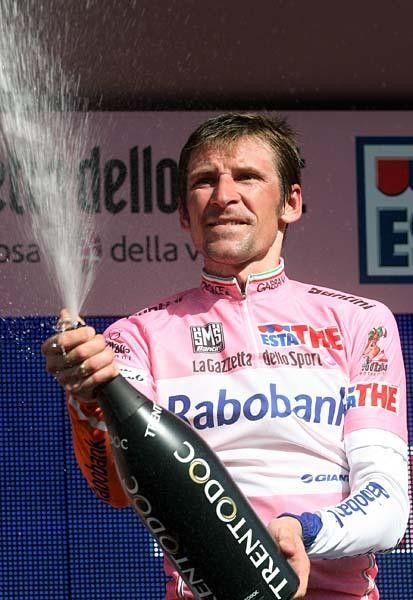 Denis Menchov (Rabobank) opens the champagne.