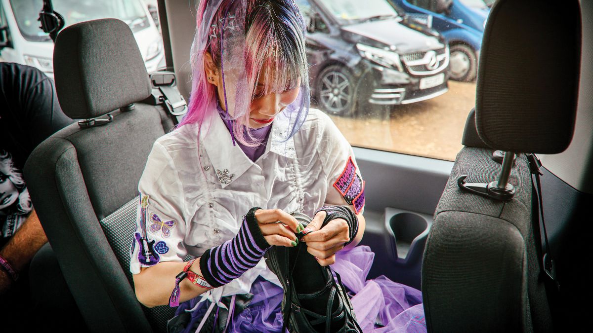 Hanabie getting ready
