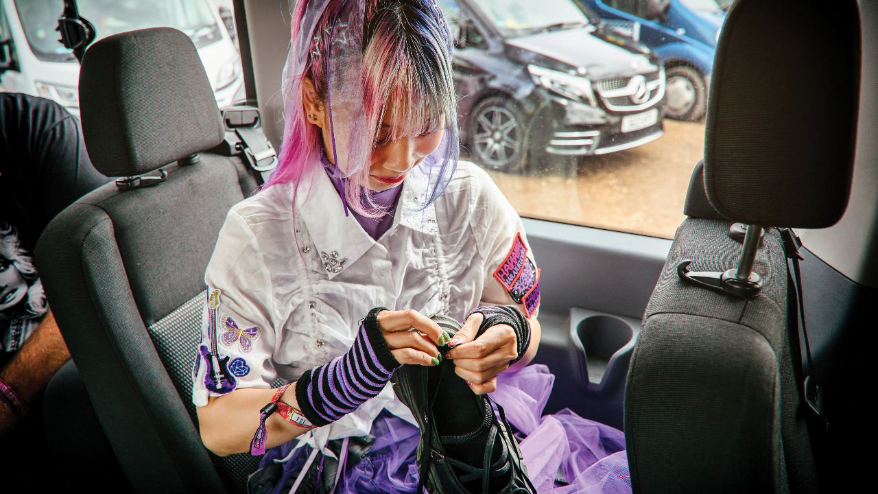 Hanabie getting ready