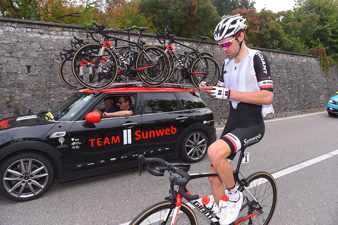 Tom Dumoulin (Sunweb) at the team car