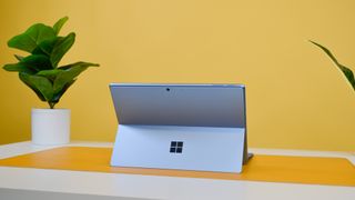 Microsoft Surface Pro Copilot+ PC op een bureau