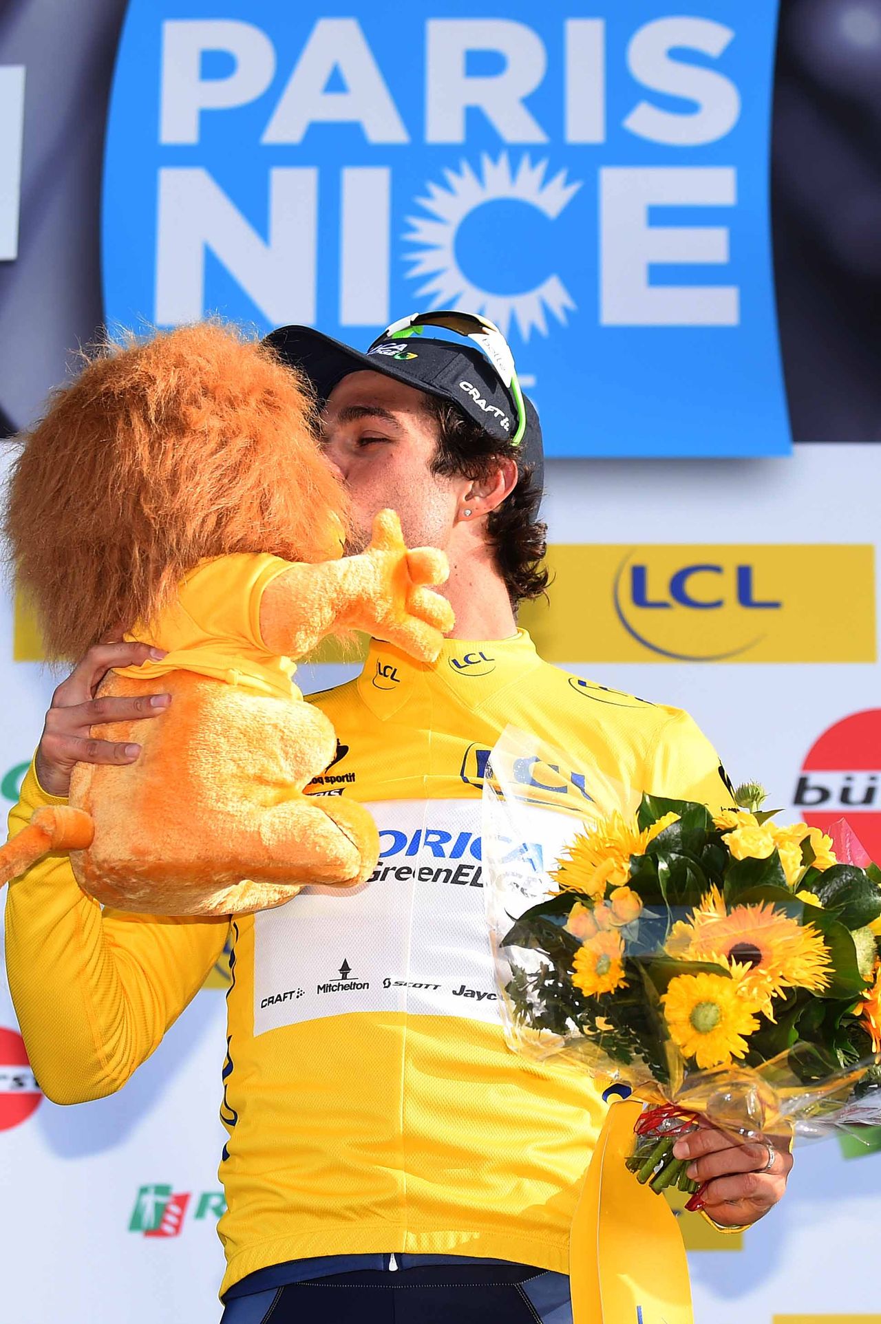 Michael Matthews (Orica-GreenEdge) gives his lion a kiss