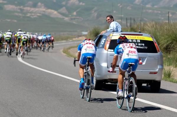 A couple of Skil-Shimano riders rejoin the main group after the climb.