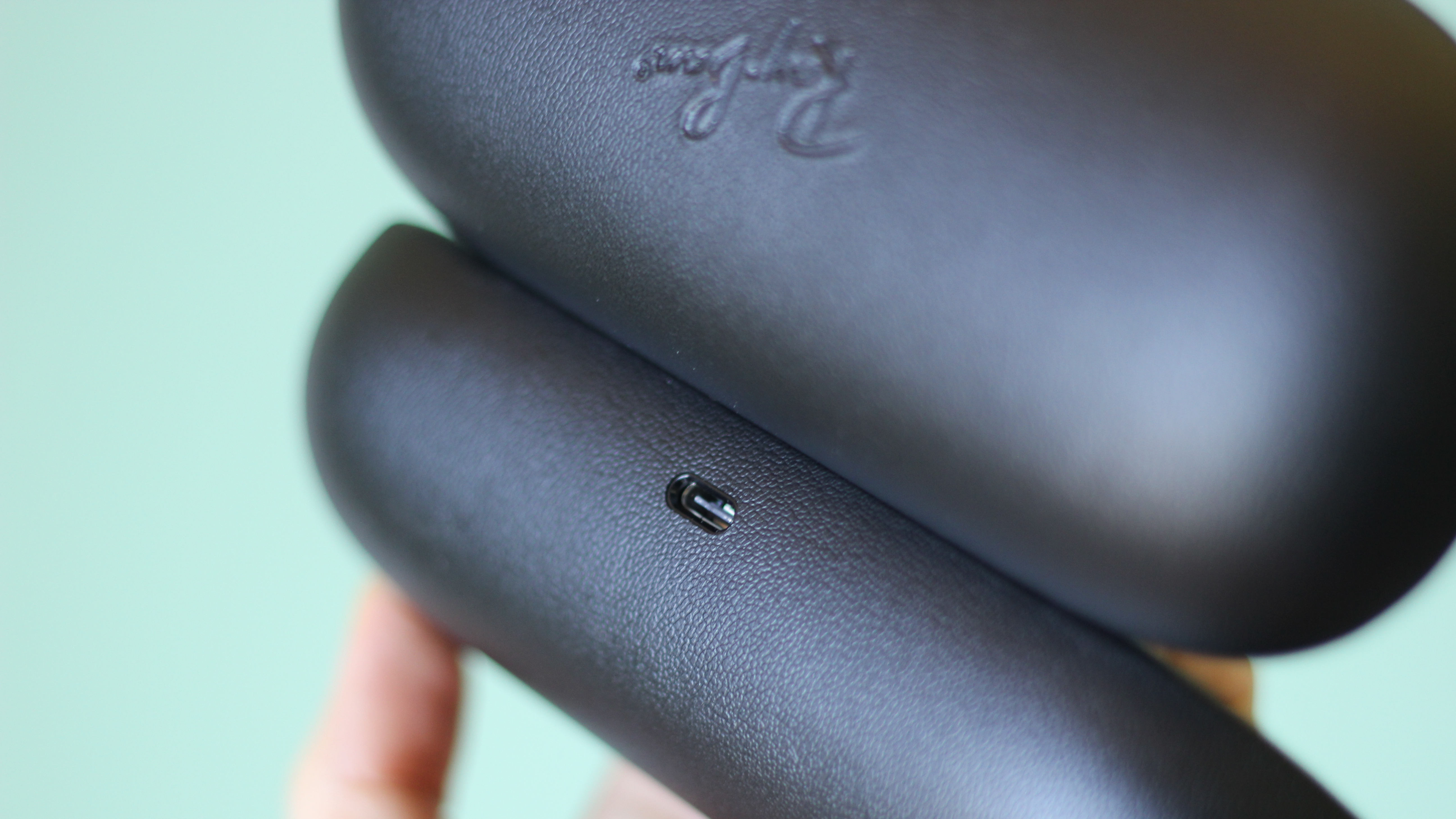 charging port on smart glasses case