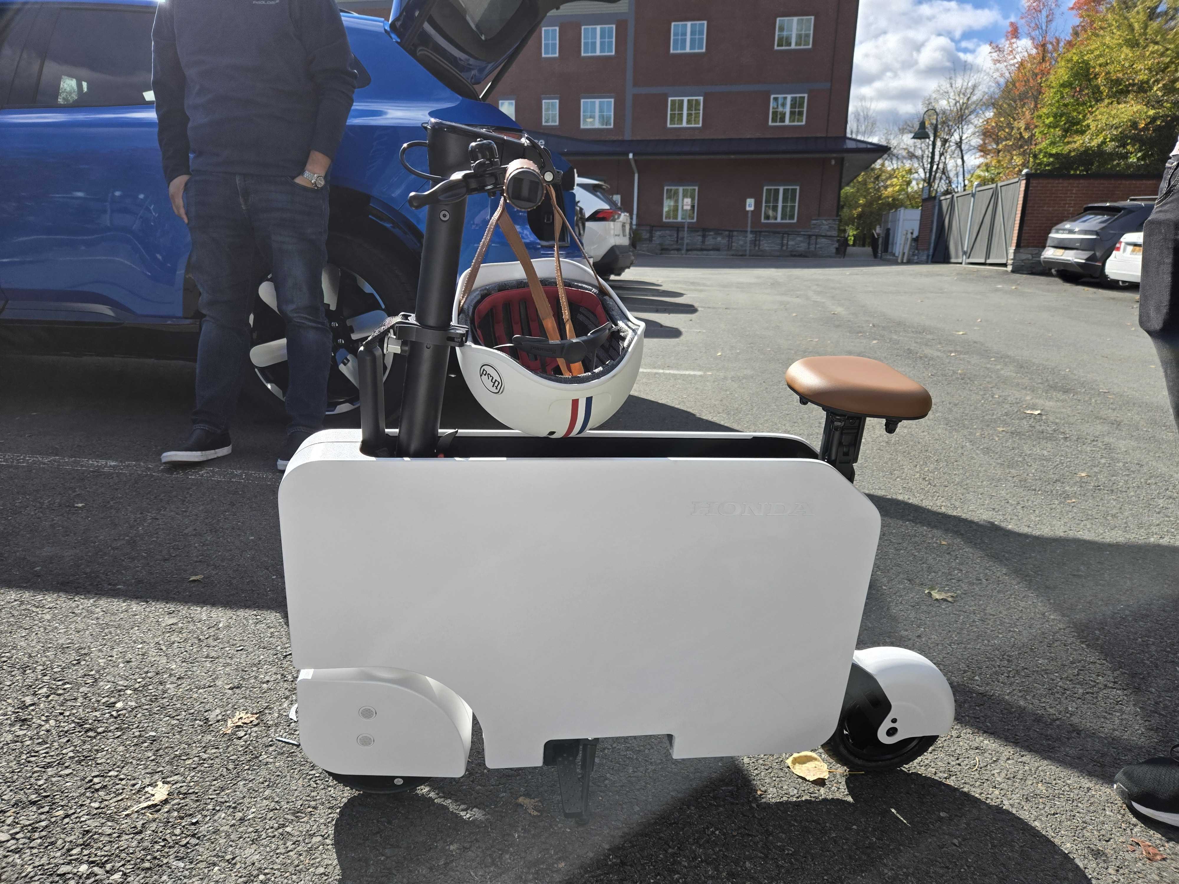 Test drive of the Honda Motocompacto electric scooter.