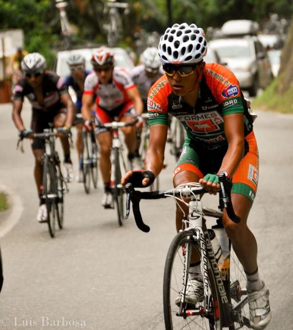 Jair Perez moving through the field on stage 10