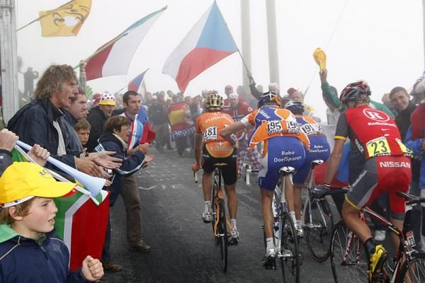 Robert Gesink (Rabobank) finds it tough to maneuver around Sammy Sanchez (Euskaltel - Euskadi) on the narrow Tourmalet ascent.