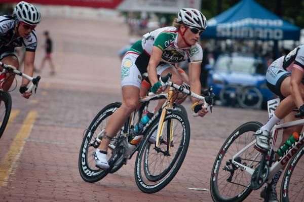 Theresa Cliff-Ryan (Colavita-Forno d'Asolo) in the bunch before her win.