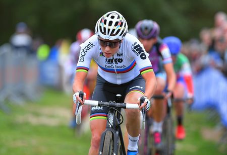 Sanne Cant giving everything to the pursuit