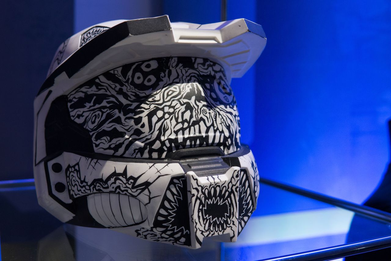 343 did an art series at Comic-Con with professional artists painting helmets. This one is rad.