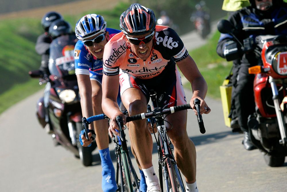 Italian Alessandro Ballan(Lampre) and Belgian Leif Hoste (Predictor-Lotto) ride in the leading pack during the 91st Tour of Flanders in 2007.