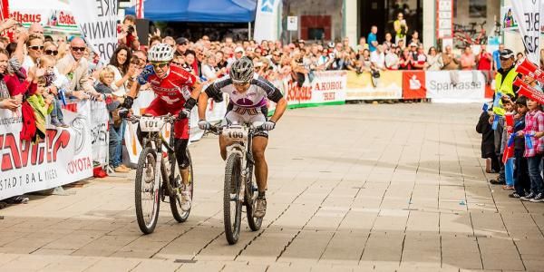 Esther S&uuml;ss sprints to a photo finish with Sabine Spitz