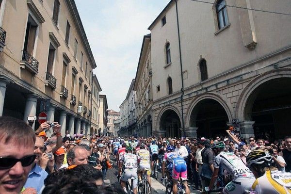 The peloton rides through the scenic streets of Padova.