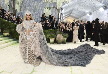 Beyoncé Wears an Olivier Rousteing Gown on the 2026 Met Gala Red Carpet ...