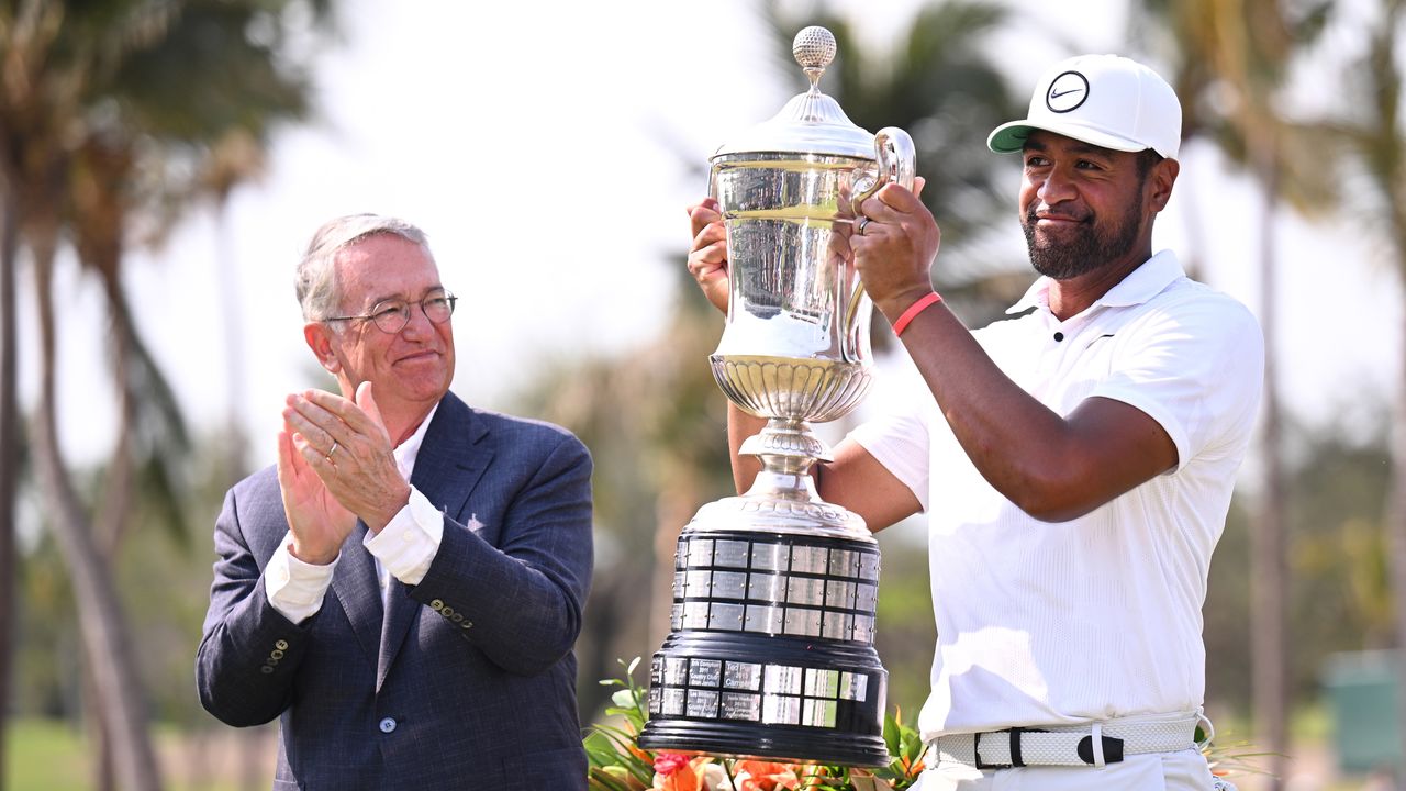 Tony Finau lifts the Mexico Open trophy in 2023