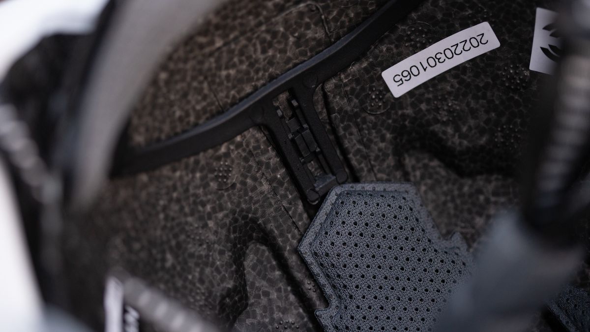 Xnito e-bike helmet rear cradle adjustment