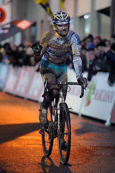 Bart Wellens (Telenet Fidea) finishes up.