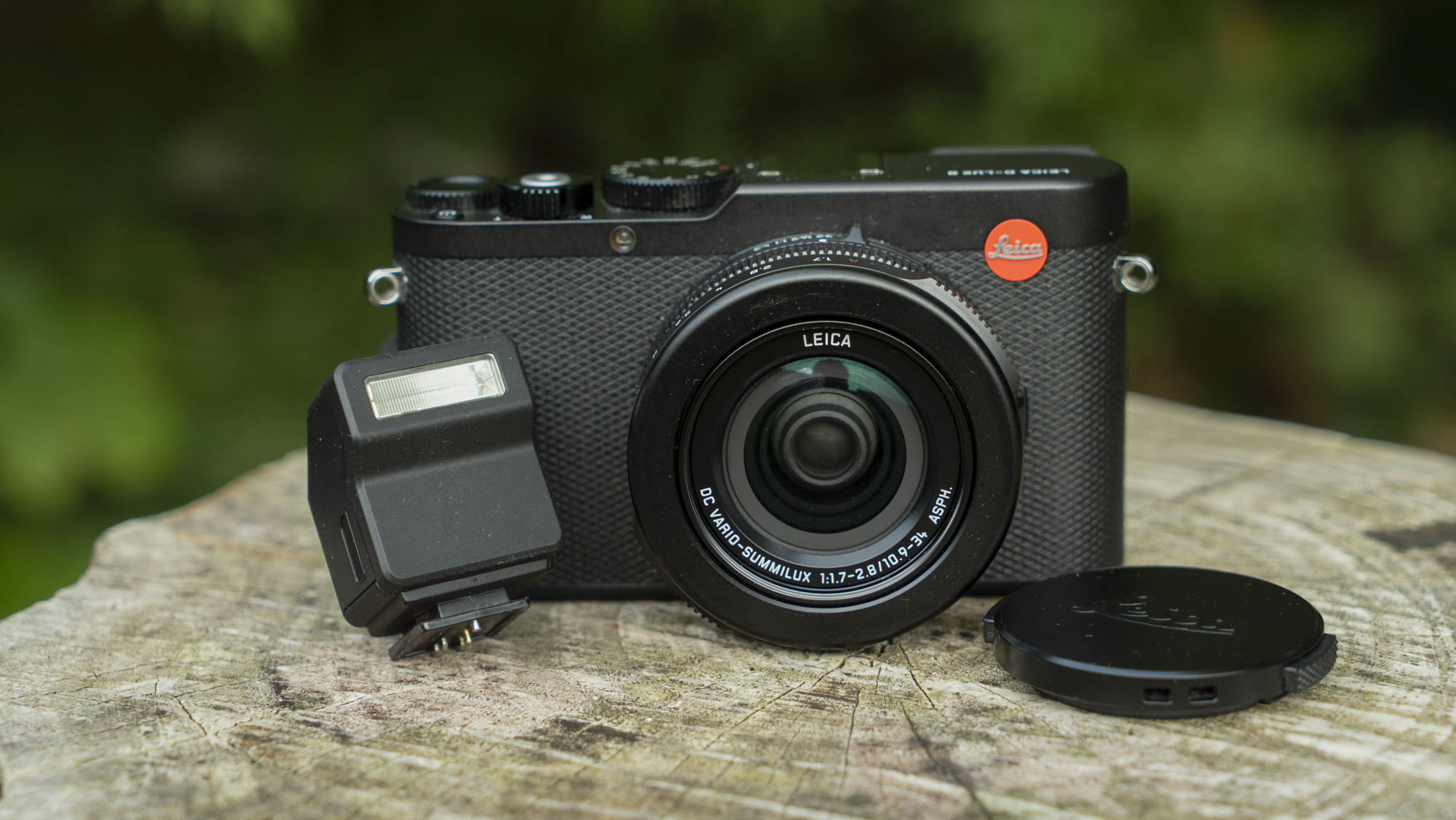 The Leica D-Lux 8 and flash unit