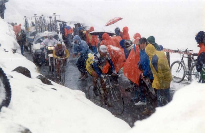 The riders and the crowd in the snow on the Gavia