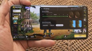 OnePlus 11 med spelinställningarna på skärmen
