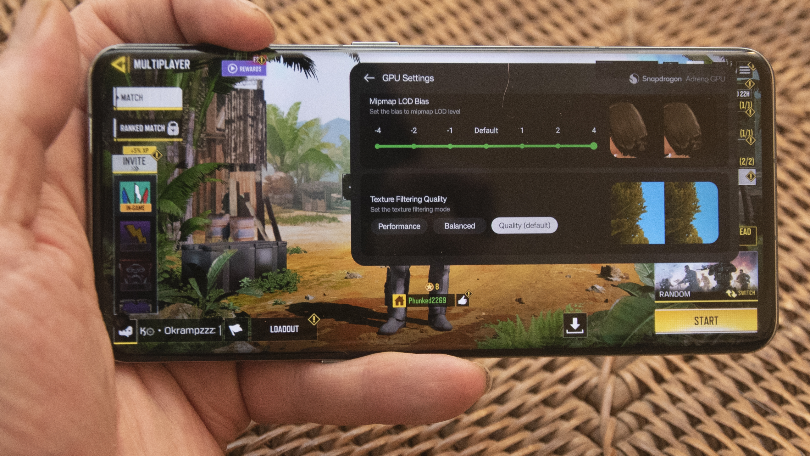 OnePlus 11 en vert sur le dessus d'un panier en osier avec l'écran allumé