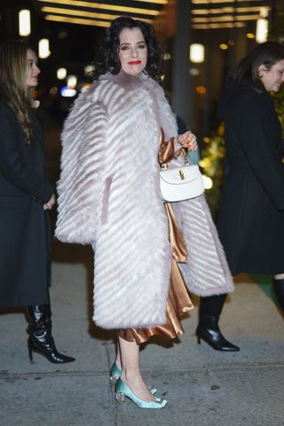 Parker Posey wears a white Gucci bag in NYC