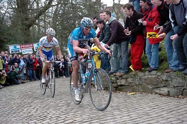 Leif Hoste (Discovery) on the front on top of the Muur