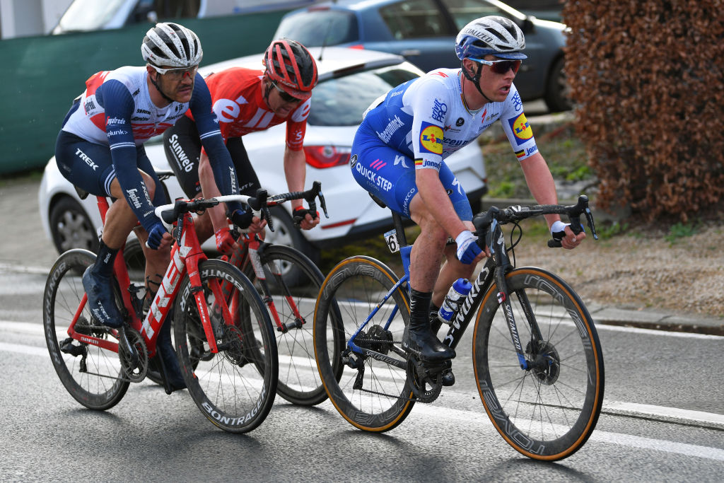 2020 Omloop Het Nieuwsblad: Yves Lampaert (r) fighting his way to second