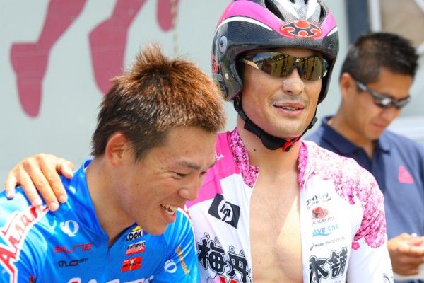 Kazuya Okazaki (Meitan Honpo-Graphite Design) and Kazuhiro Mori (Aisan Racing) after the finish.