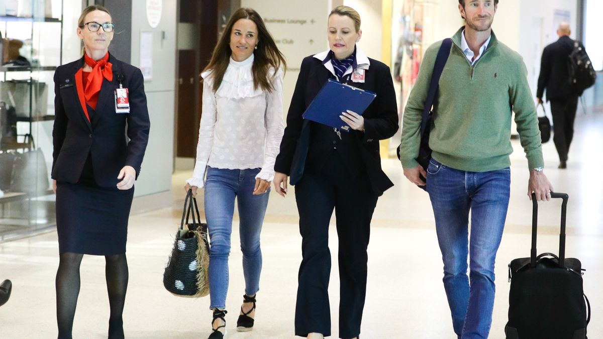 Jean skinny de style Pippa Middleton pour un look d’aéroport chic avec un chemisier blanc et des talons compensés