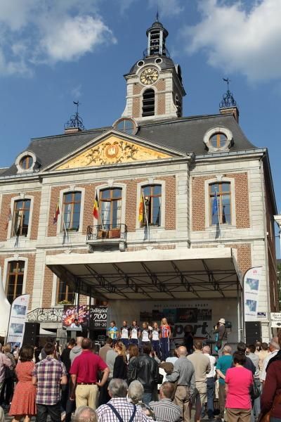 The team presentation takes place in the Grand Place in Huy the evening before the race