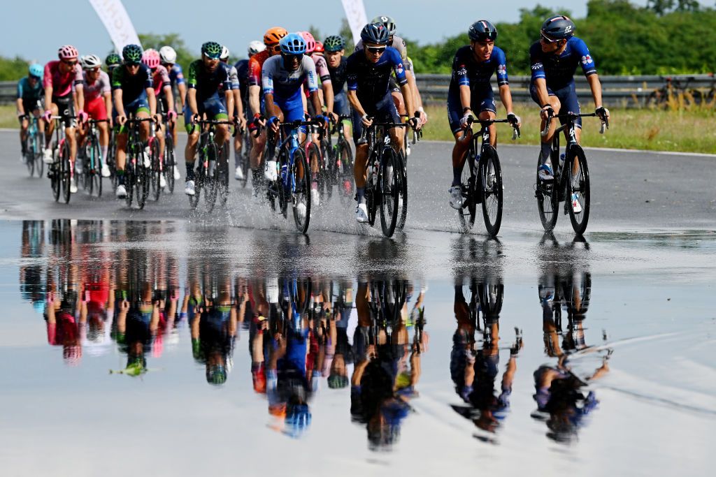 Peloton faced rainy conditions on stage 1
