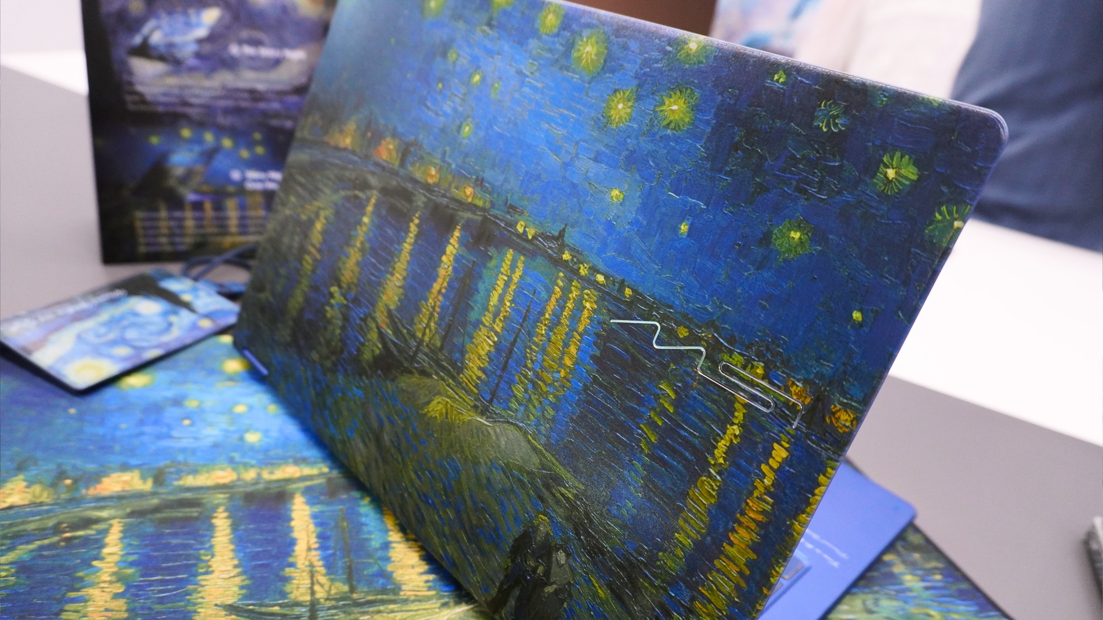 MSI Prestige 14 Flip AI+ Vincent van Gogh Edition