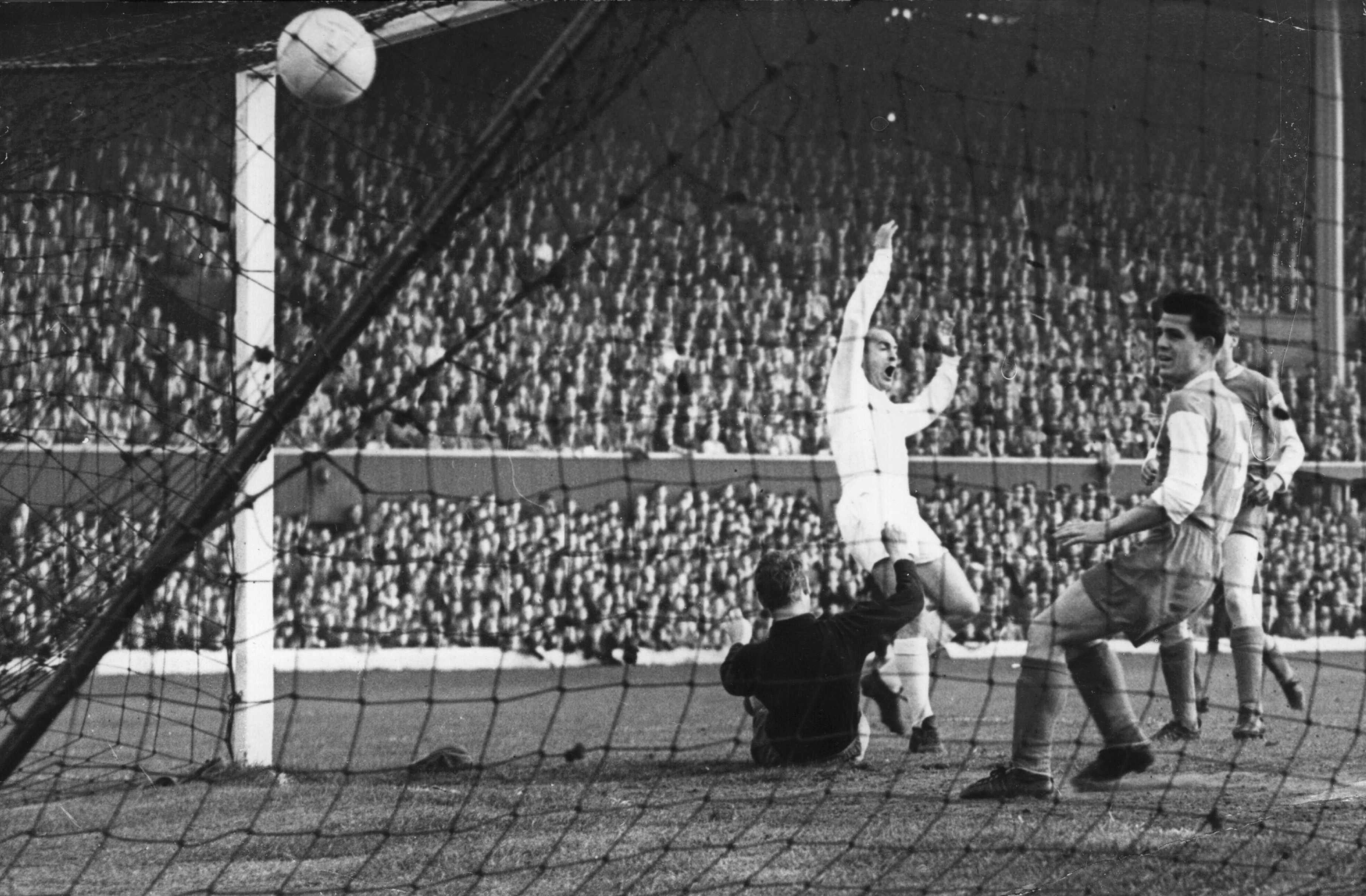 Alfredo Di Stefano festeggia dopo aver segnato il secondo gol del Real Madrid nella vittoria per 7-3 sull'Eintracht Francoforte nella finale della Coppa dei Campioni del 1960.