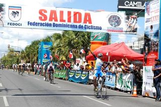 Augusto Sanchez (Aro & Pedal/Inteja) won the opening stage from a 13-man break.