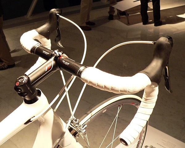 A new Bontrager Race X Lite Blade carbon fiber handlebar features a flatttened upper section.