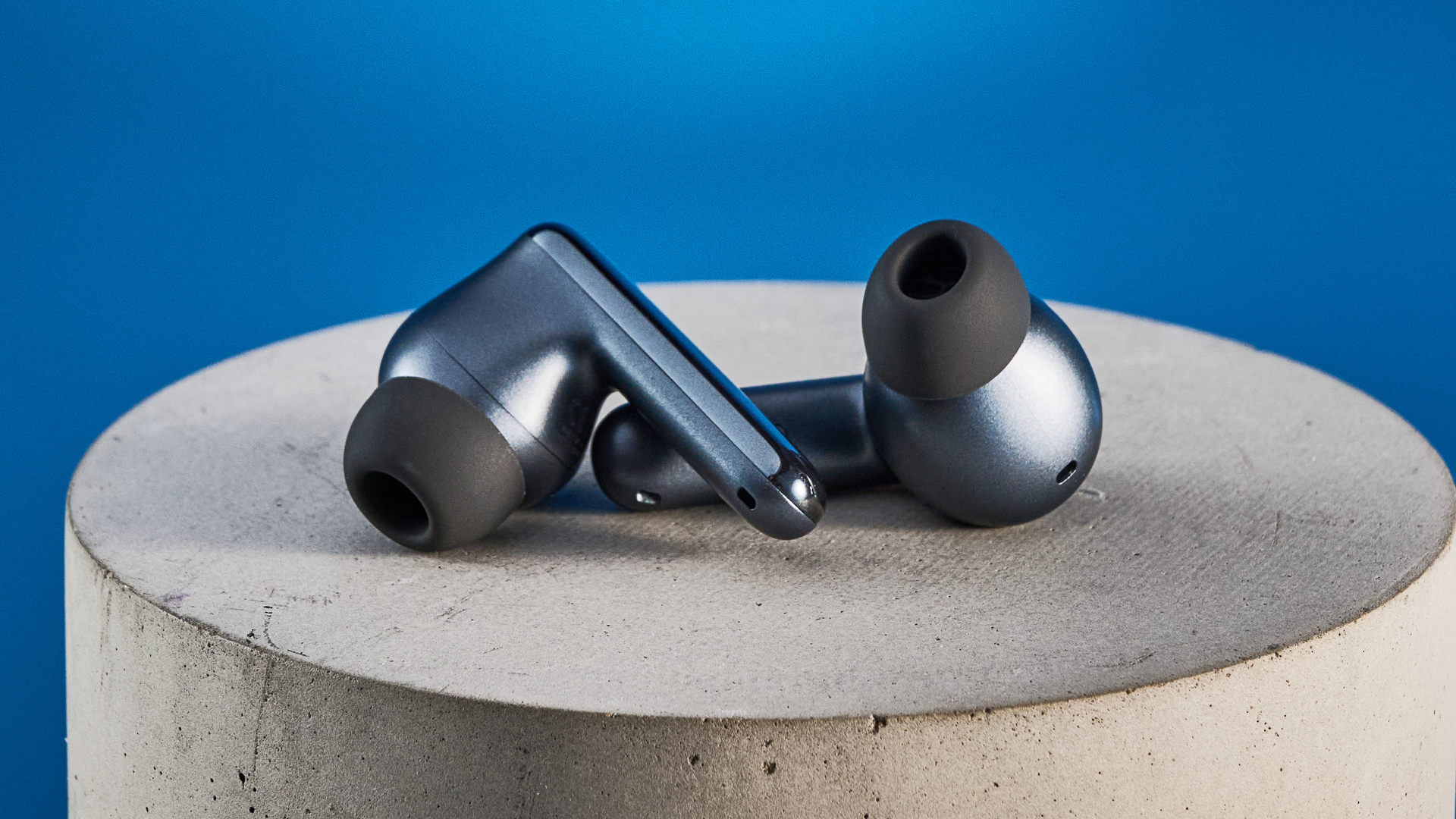 A pair of black Honor Earbuds 4 wireless earbuds