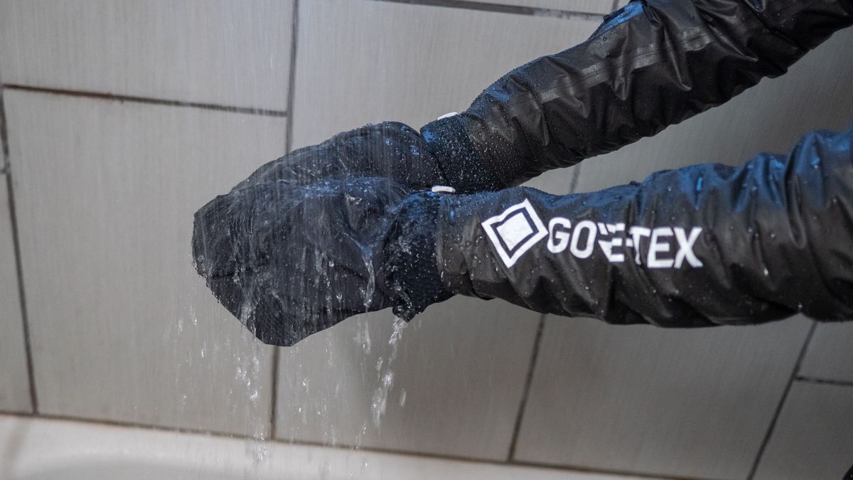 Sportful Lobster gloves under the shower