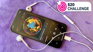 EarPods USB-C connectés à un iPhone 15, avec le badge $20 Challenge de TechRadar, sur fond violet