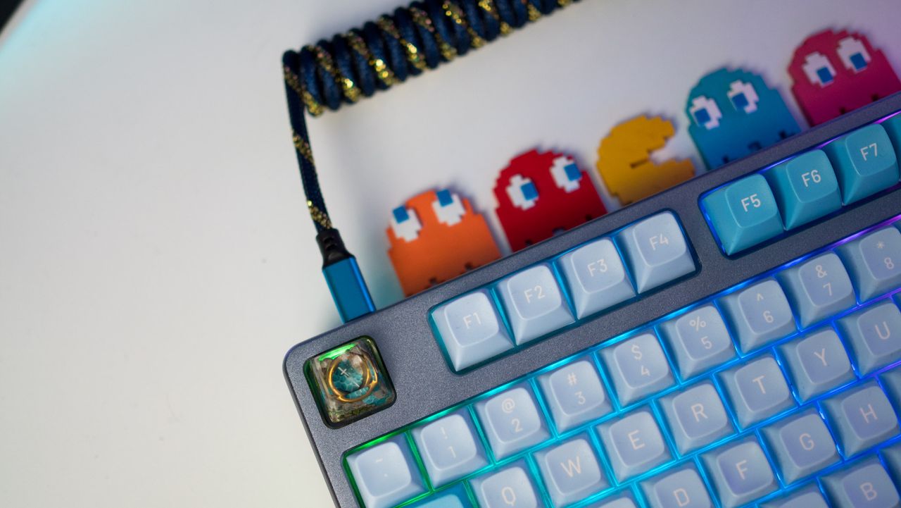 Drop Americana Keyboard with custom LOTR artisan key