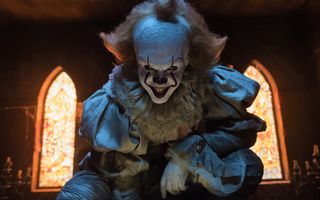 Pennywise smiles menacingly at the camera in 2017 movie It