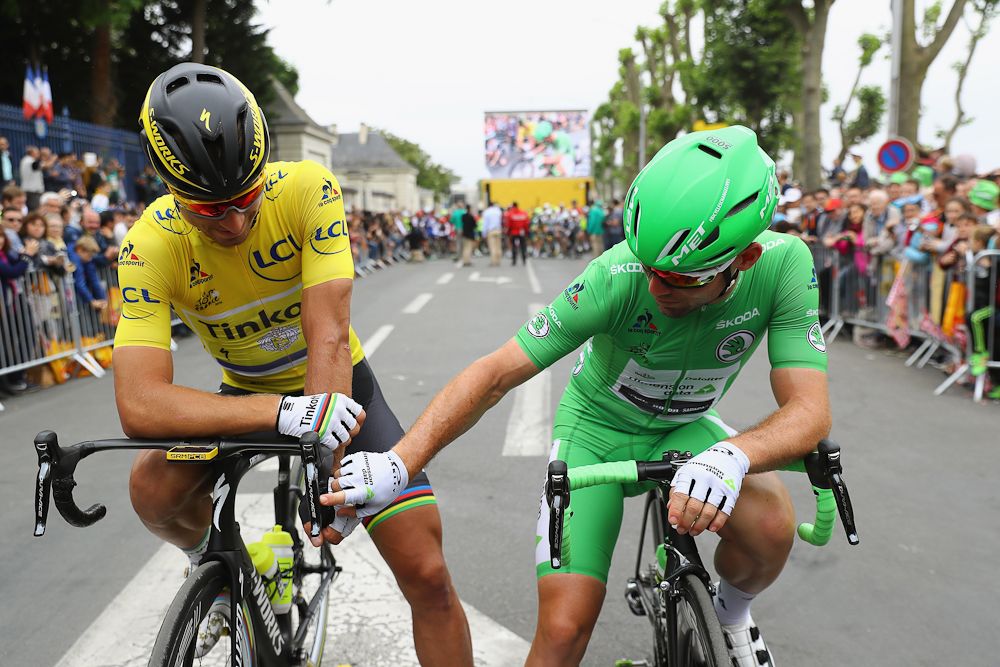 Mark Cavendish inspects Peter Sagan's bike before the start of stage 5.