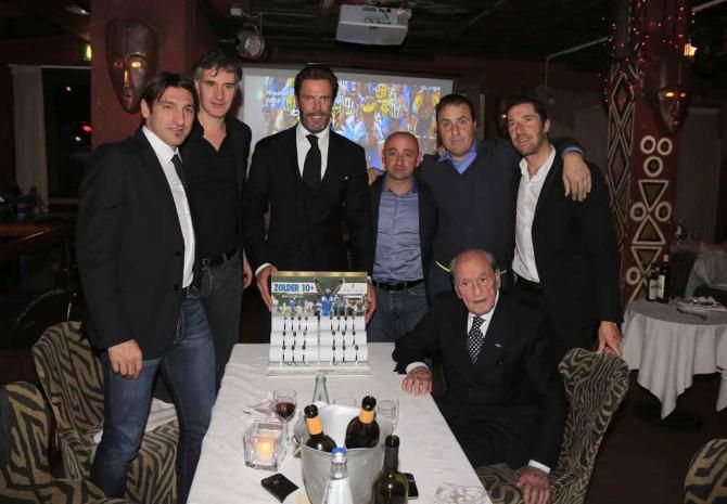 Cipollini poses with the riders and former national coach Alfredo Martini