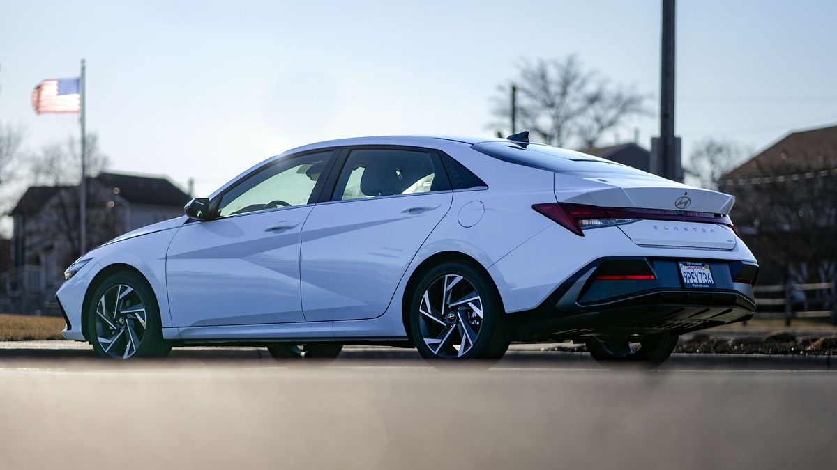 2025 Hyundai Elantra Hybrid Limited test drive review.