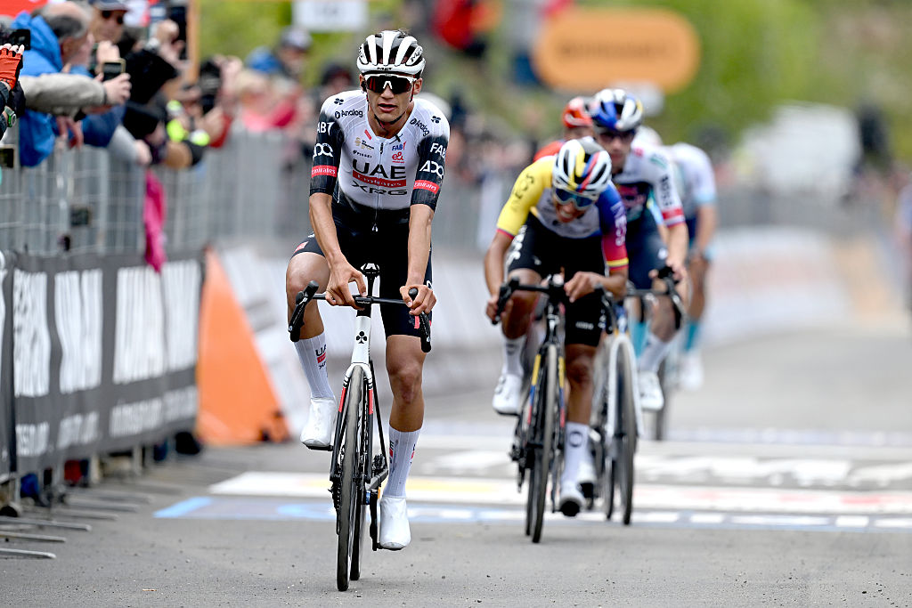 TAGLIACOZZO MARSIA ITALY MAY 16 Isaac Del Toro of Mexico and Team UAE Team Emirates XRG crosses the finish line during the 108th Giro dItalia 2025 Stage 7 a 168km stage from Castel di Sangro to Tagliacozzo Marsia 1424m UCIWT on May 16 2025 in Tagliacozzo Marsia Italy Photo by Dario BelingheriGetty Images