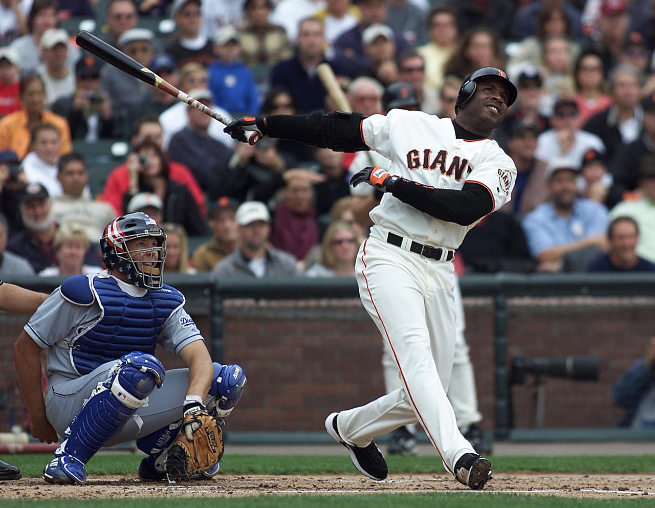 San Francisco Giants&amp;#039; slugger Barry Bonds hitting a home run in 2001.