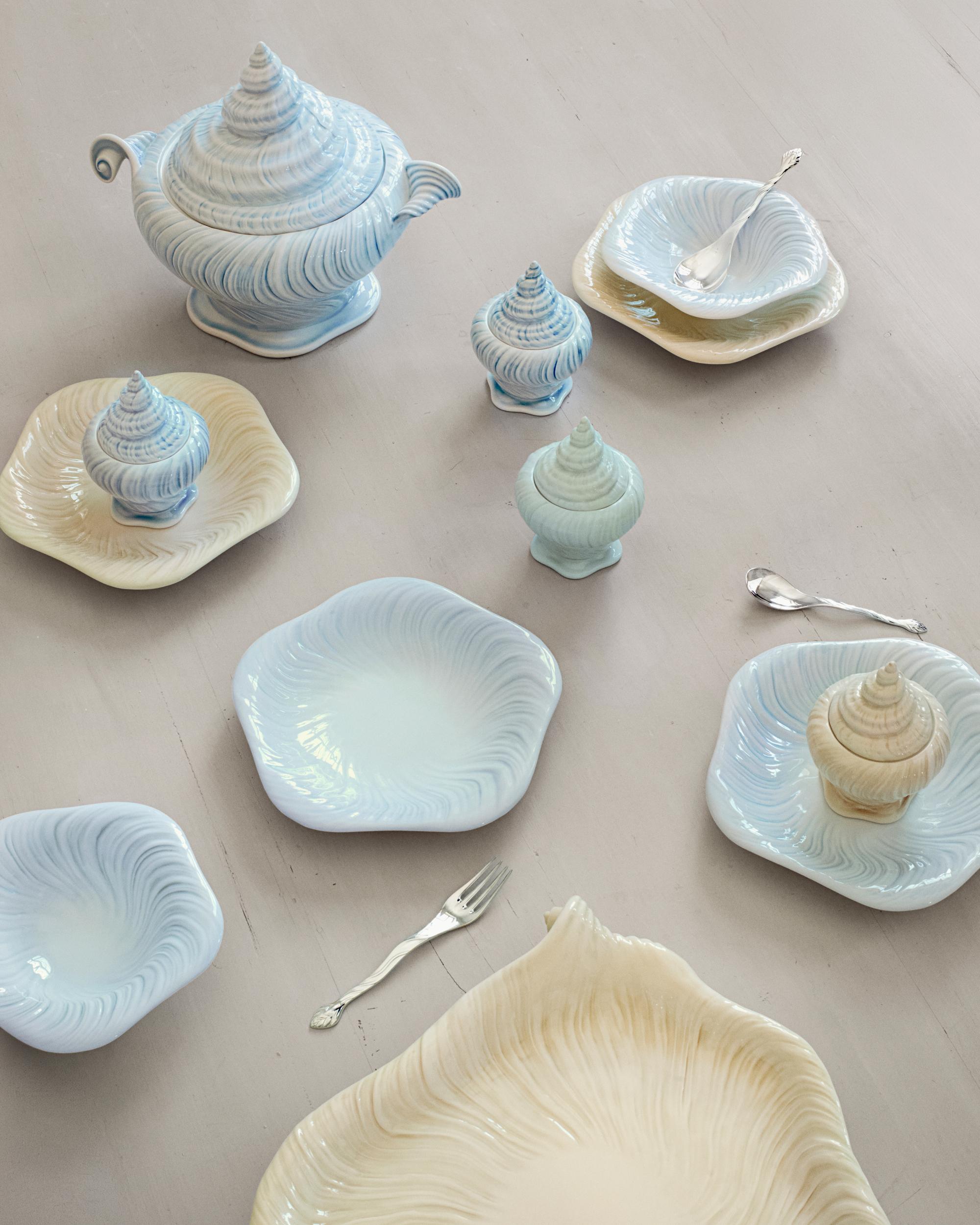 Shell-shaped porcelain vessels